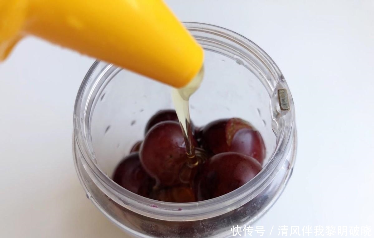 喜欢吃果冻不用花钱买，自己在家就能做，没有添加更健康