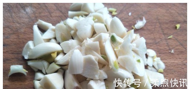 炒土豆丝时,放醋方法有讲究,教你1招,土豆丝酸香不呛口!