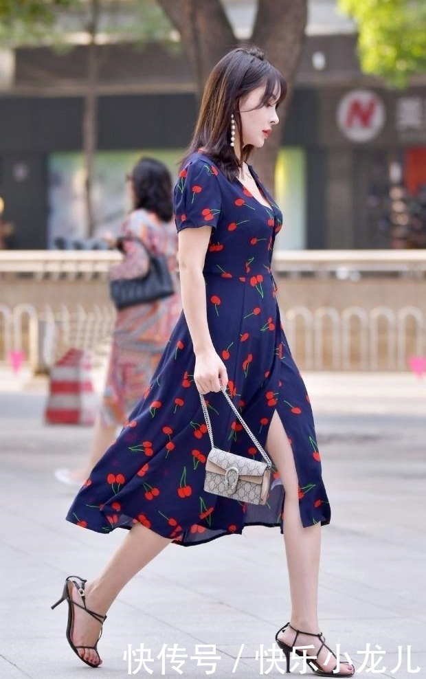 姑娘特别的潮流,搭配针织短衫,气质迎面扑来