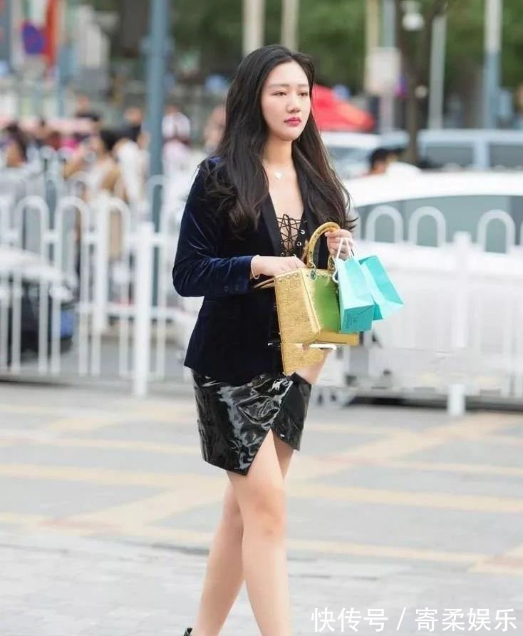 外衣 非常有气质的北方姑娘,虽然有点小肚子,但走在街上依然那么亮眼