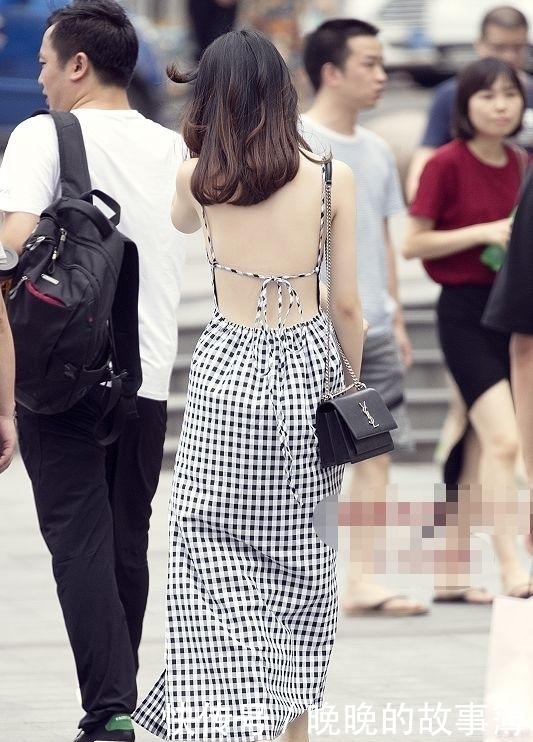 街拍:美女们穿露背装上阵,背影神秘感十足,一眼难忘!