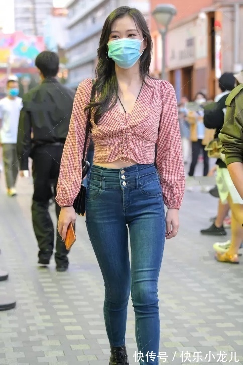 美的温馨|粉色格纹长袖衫搭配牛仔裤,风格简约大方又时髦,美的温馨又显气韵