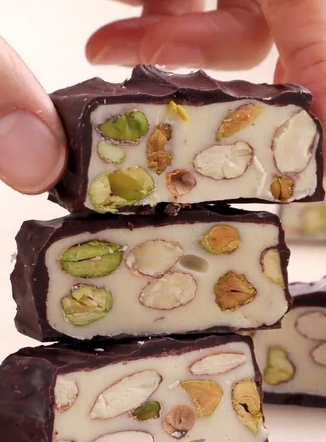 为了避开孩子，只能和老公偷偷在被窝吃，双层美味的巧克力牛轧糖