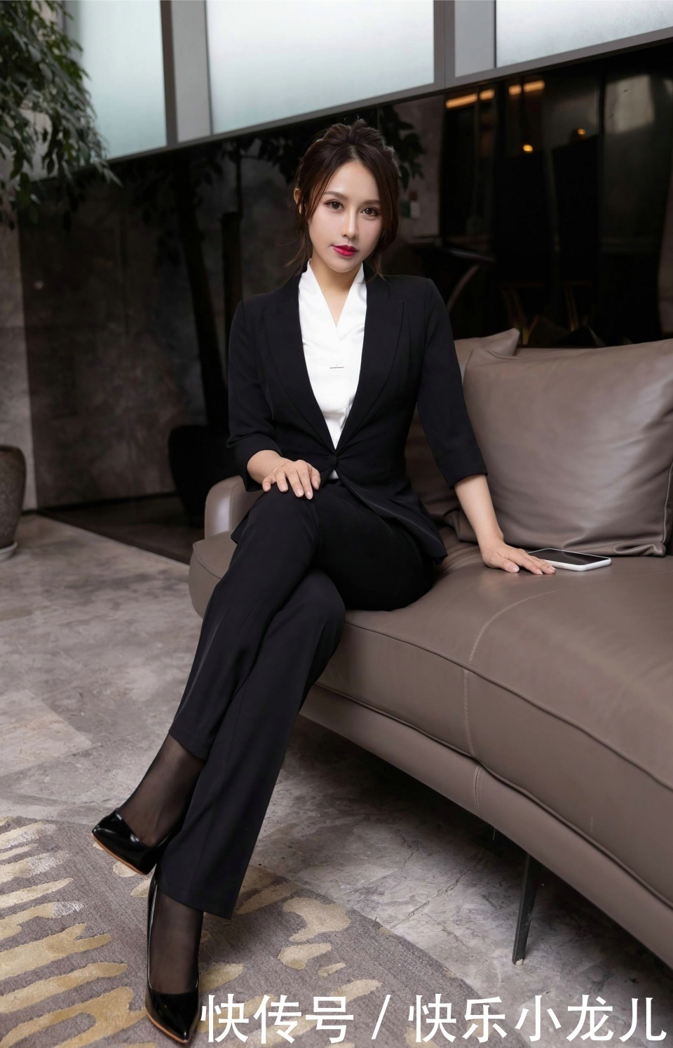 紧身牛仔裤|杏色的开衫，紧身的设计穿出了成熟的美，长发齐肩更是优雅迷人