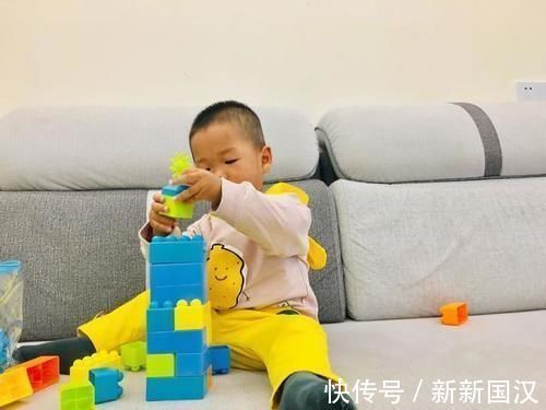 粑粑|两岁宝宝亲吻爸爸后,从“好臭”到“好香”,我看到了孩子的成长