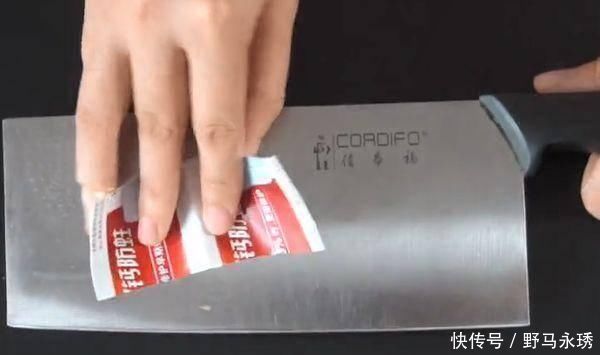 家人|用完的牙膏皮别扔了，剪几刀放在家里特别“值钱”，快告诉家人