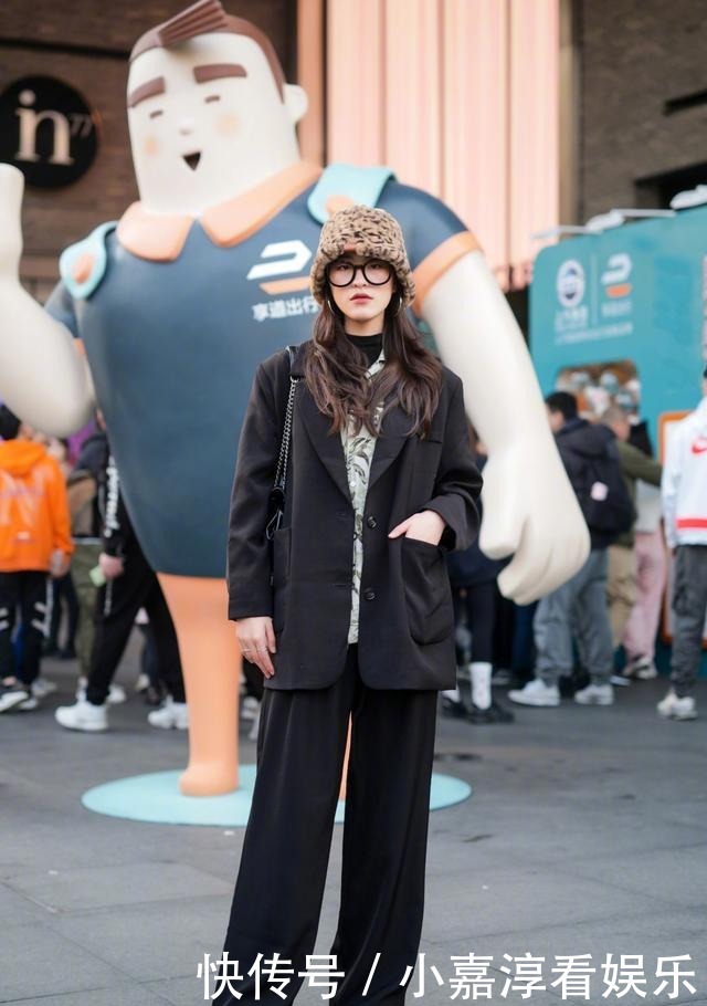 毛呢|入冬后别总穿阔腿裤,最近流行的“毛呢裤”,时尚保暖又遮肉