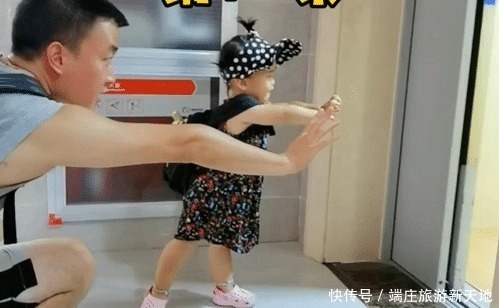爸爸的“神功”，宝宝已经学到了精髓，妈妈在一旁傻了眼