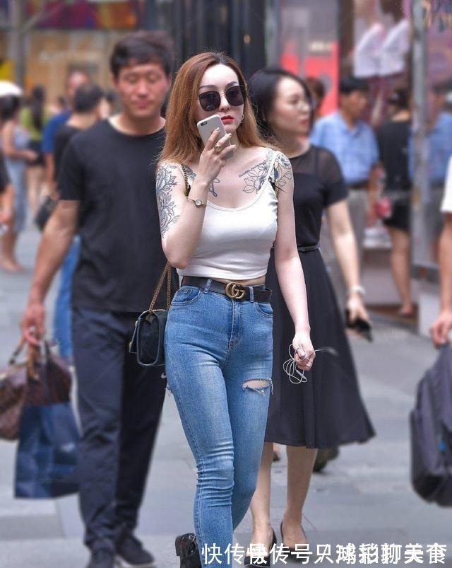 美女|“婴儿肥”的牛仔裤美女，造型风格走在时尚前沿，展现气质