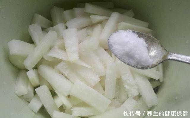 腌萝卜时,盐和糖哪个先放有人做错了,难怪萝卜难吃,一点不脆!