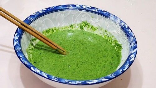 炸蘑菇时，直接挂糊是不对的，多加一步，蘑菇外酥里嫩嚼着比肉香