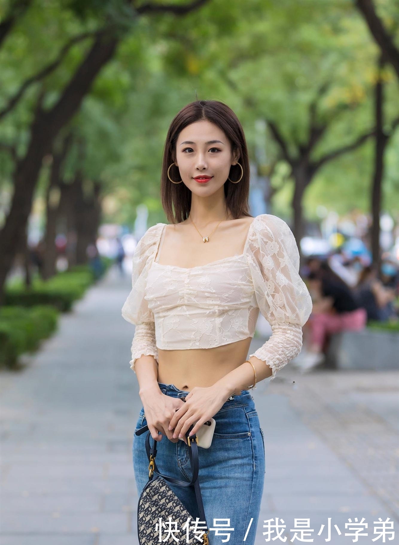 小姐姐|精致又时尚小姐姐,蕾丝方领上衣搭配紧身牛仔裤,轻松穿出高级感