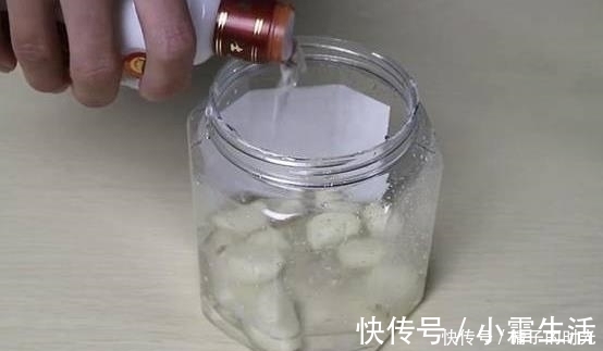常吃|白酒泡大蒜,功效作用大,常吃对身体好,建议收藏