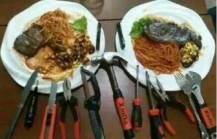 |搞笑图片幽默段子笑话妹子,你的鞋子看来不合脚啊,换一双吧