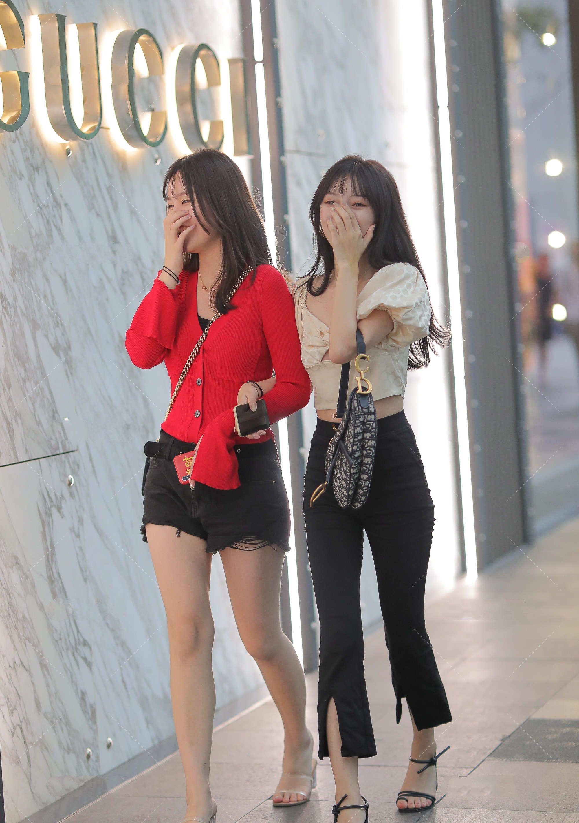 洋气|香槟色泡泡袖上衣，洋气高级，搭配黑色喇叭裤，更显时尚感