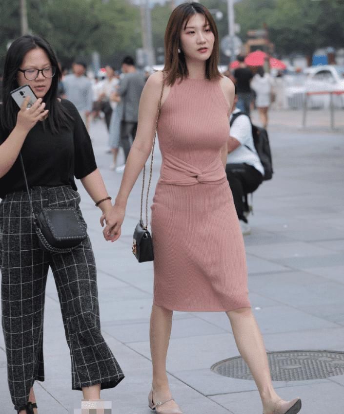 蝴蝶结|小姐姐一身粉色长裙,蝴蝶结设计,彰显温婉气质