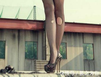 女人味 细跟鞋配上丝袜尽显美好身材,走路姿势优雅,散发出亮眼迷人的活力!