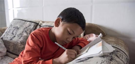 孩子|收到“最残忍生日蛋糕”,孩子当场崩溃,孩子的无声压力谁能懂?