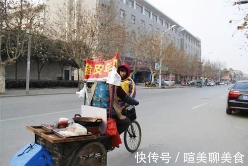 孩子|4口人挤24平米小房间,网友:就这还敢生?条件艰苦该不该生二胎