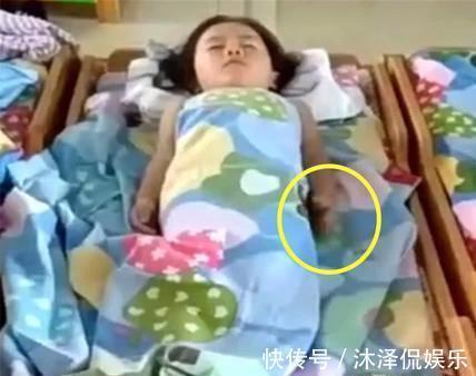 女儿|无意间看到的视频,女儿在幼儿园午睡,妈妈好心疼