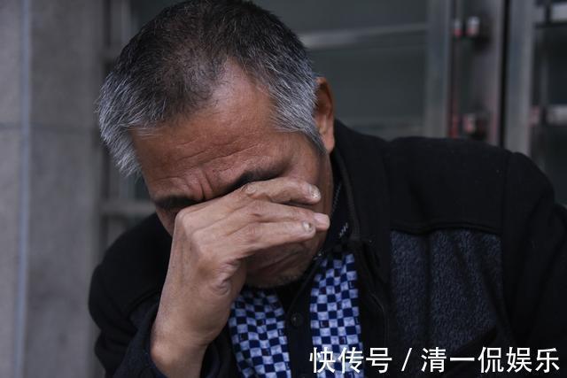 李石头|六旬老人照看孙子出意外连抽自己耳光,称孩子治不好自己也不活了