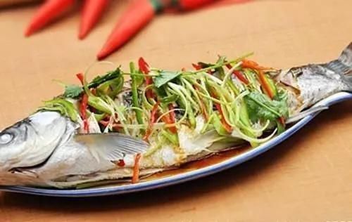 酱油|蒸鱼时，有人放盐也有人放酱油，酒店大厨：都错了！难怪鱼肉不鲜