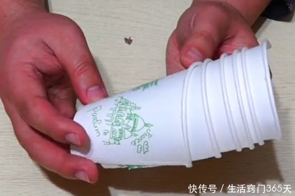 用完的一次性纸杯剪2半,粘在墙上有大作用,家里人都要抢着用!