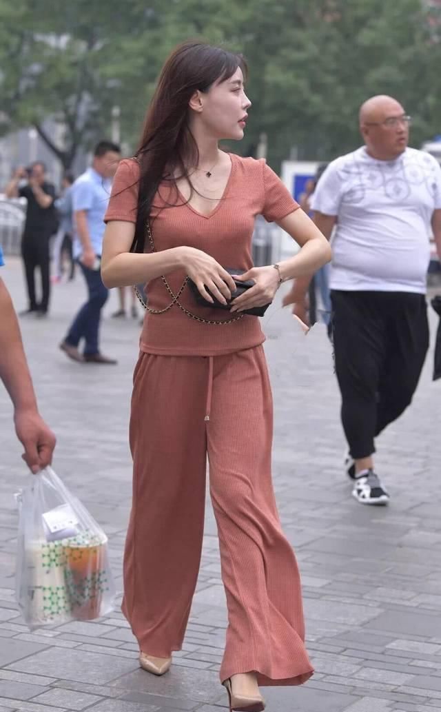 街拍美女小姐姐最显气质的阔腿裤套装，人人可