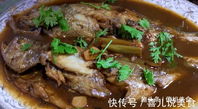 炖鱼时，去腥有人加酒有人加醋，都不对！教你最好吃做法，太香了