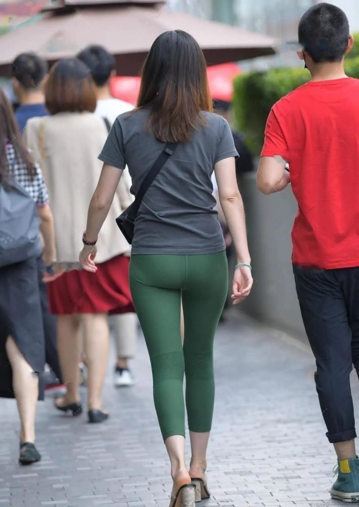 时髦|有见过破洞打底裤吗以时髦的款式,点燃了女孩们的激情