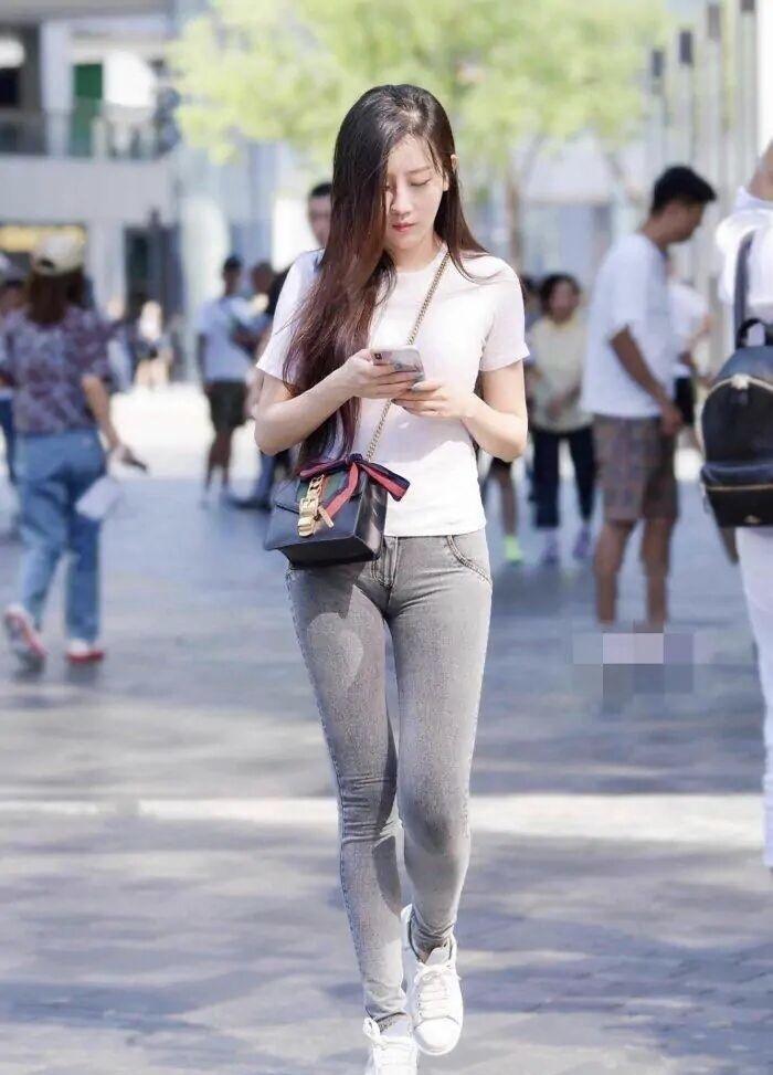 美女|“烂大街”的牛仔裤,以新面貌示人,穿出了与众不同的美