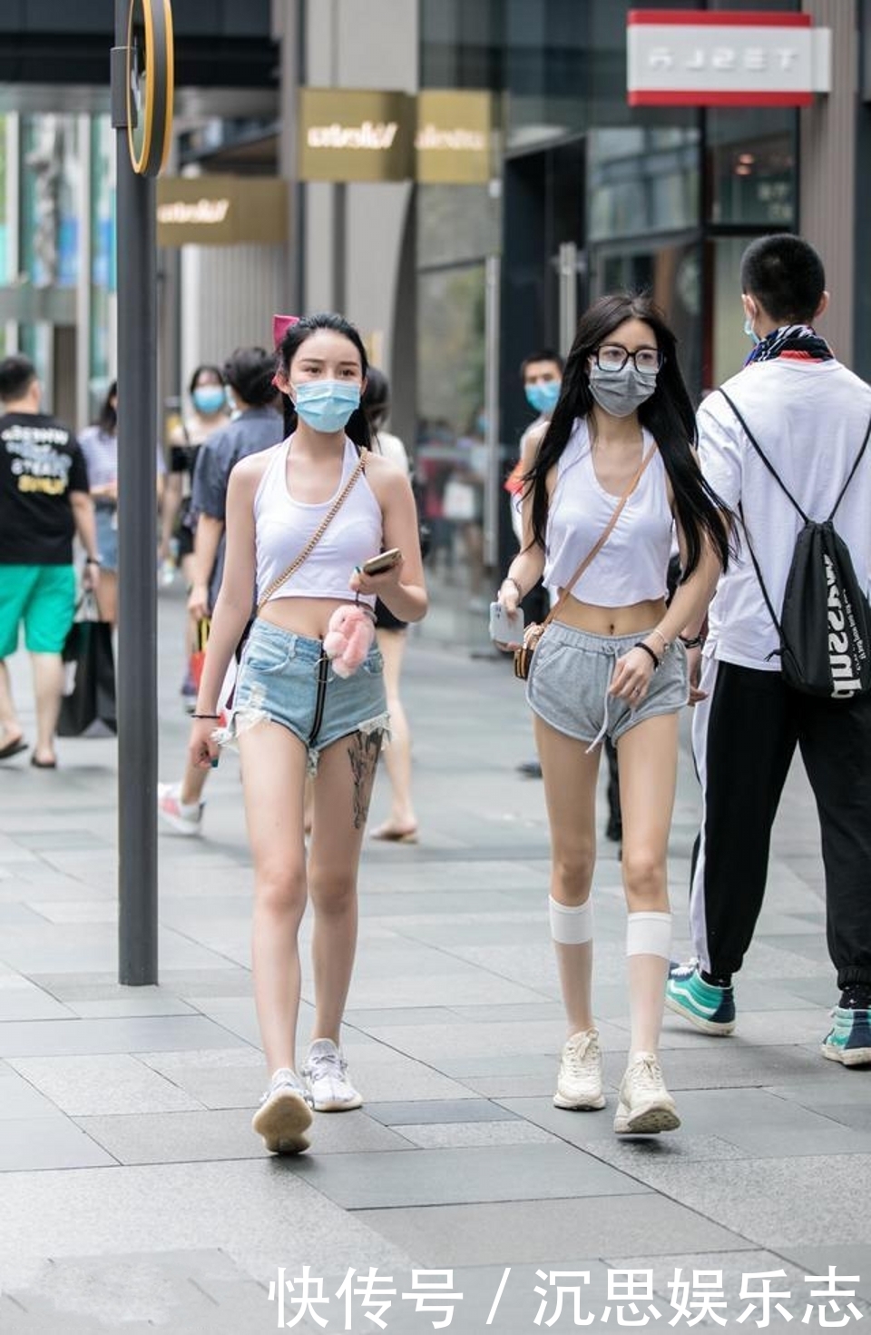 红白色的时髦上装搭配紧身裤,很气派