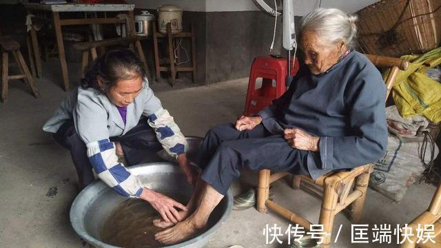 婆媳|“奶奶为什么不上桌吃饭”6岁孩子问,妈妈的回答让老人落泪