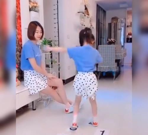 孩子|五岁小女孩在家踩着格子跳广场舞火了,网友:以后必定是广场C位
