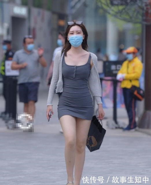 优雅 美女穿搭深灰色连衣裙搭配浅灰色针织衫,优雅大气!