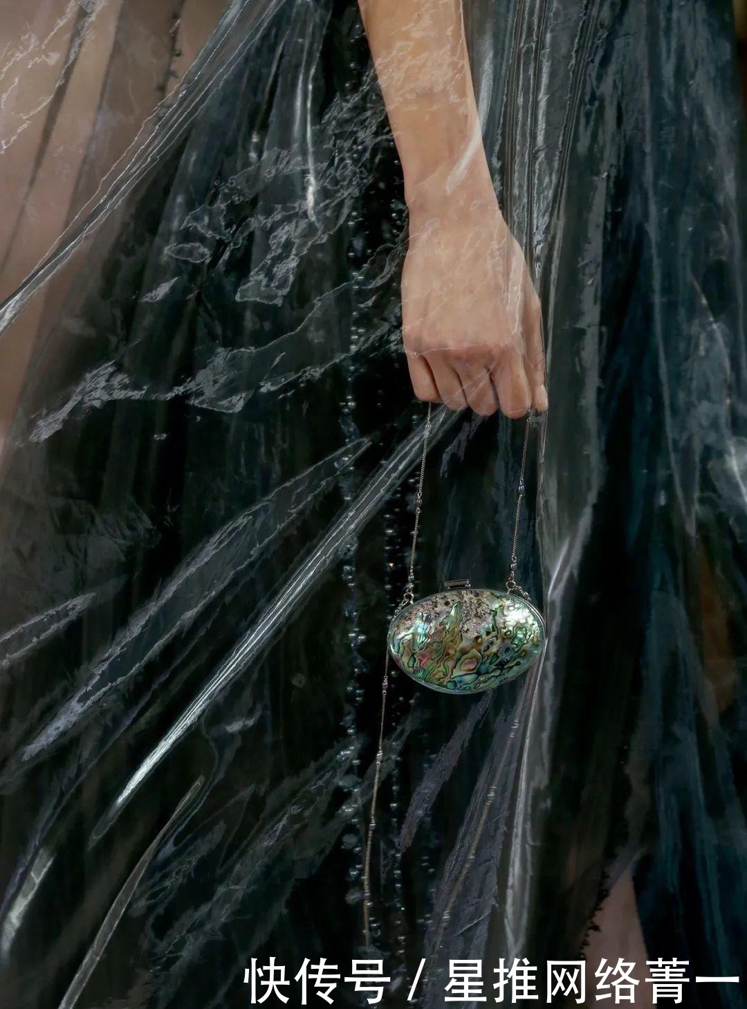 jones|黛米·摩尔走秀的FENDI2021高定秀,她们为艺术站台