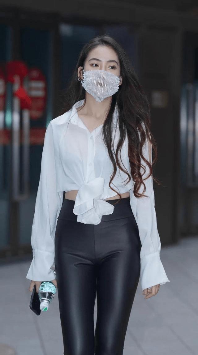 打底裤 白色雪纺衫，搭配皮裤，舒适的同时轻松穿出好身姿