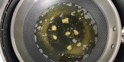 1碗花生米，1个鸡蛋，筷子一搅，酥脆又好吃，出锅后太香了