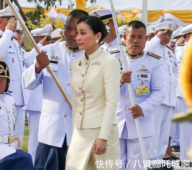 造型|泰国王后造型翻车!蓝色眼影搭配粉色腮红太土了,珍珠发夹也雷人!