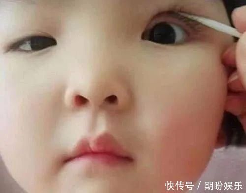 孩子不是双眼皮,家长亲自给整成双眼皮,网友:无知