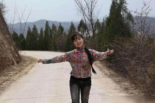 草帽姐|2007年，《星光大道》王二妮风光无限，嫁人回农村后因何发文抱怨