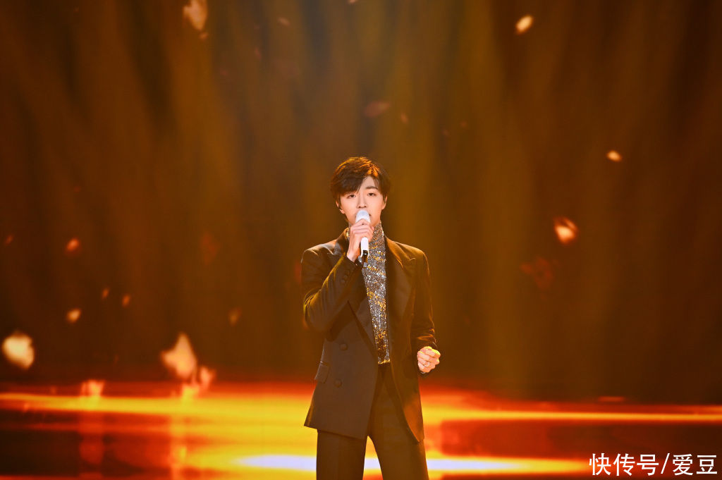 210130 陈立农亮相颁奖晚会演唱《年少无邪》四项提名中荣获“最受欢迎新人”奖项