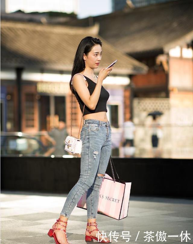 尽显|街拍无袖衫搭配健美裤,尽显性感靓丽,秀出修长迷人身段