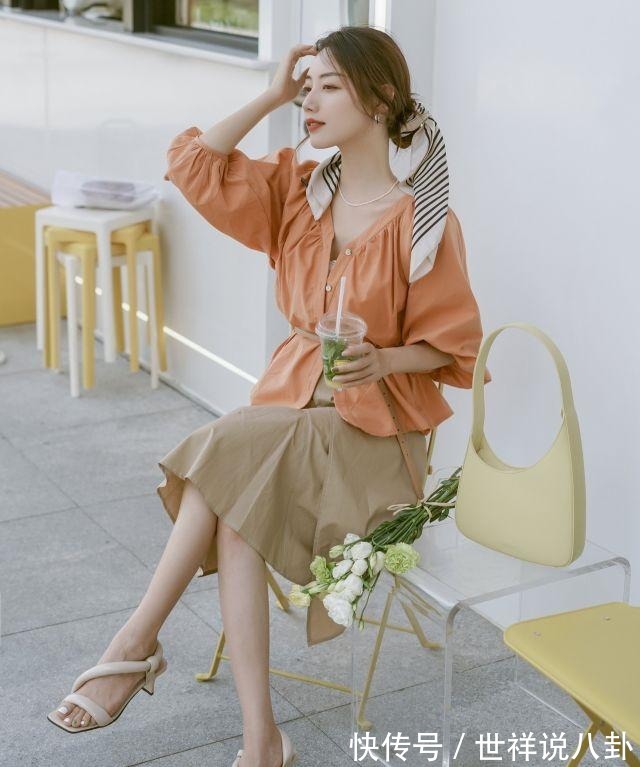 开叉裙|博主胡佳卉走森女部落风，珍珠牛仔开叉裙搭刺绣娃娃衫，甜爆了