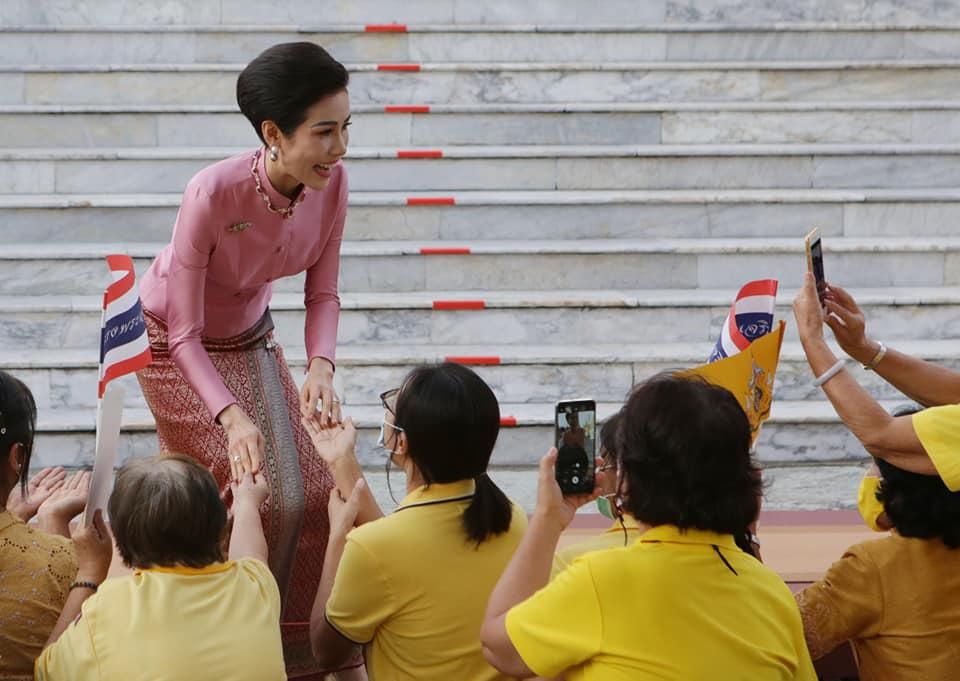 诗妮娜换新造型营业啦！穿粉衣太嫩了，耳边戴黄花更是少女感十足
