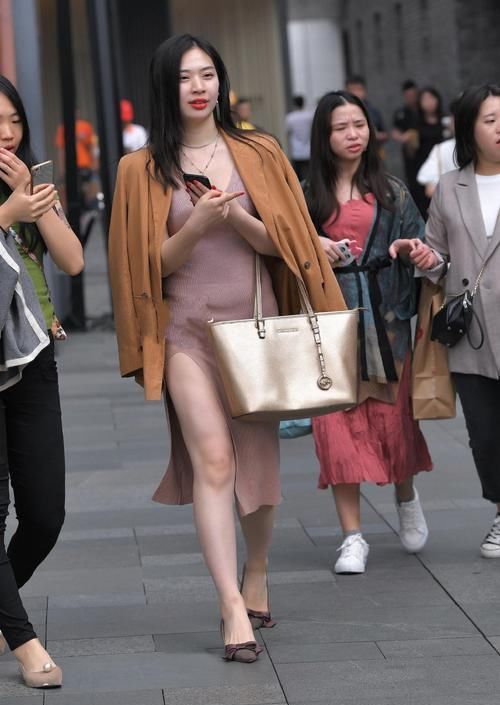 贵妇不注意细节，裙子都“劈叉”了，她却用来当“排气口”