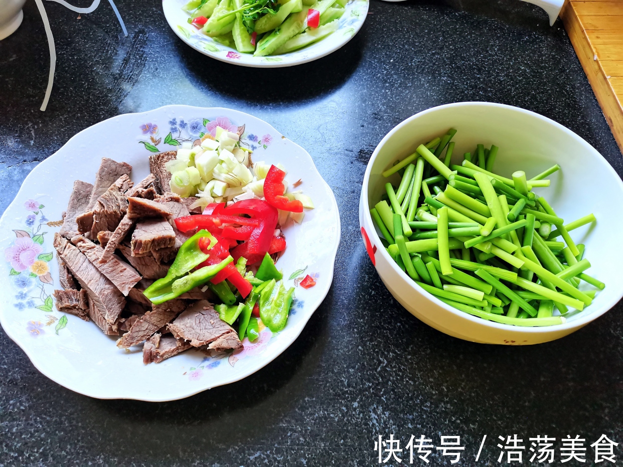 吃肉|大锅炖肉大盆上肉，手抓着排骨大口吃肉，这吃法解馋