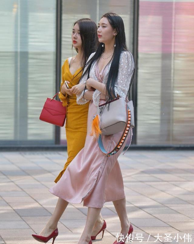 街拍 美女街拍:长裙展示纤细的腿,不同的美需要不同的服装!