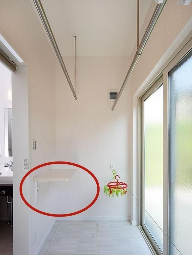 一块板|阳台晾晒衣服,下面装隔板,还是日本人讲究,从此叠衣服方便多了