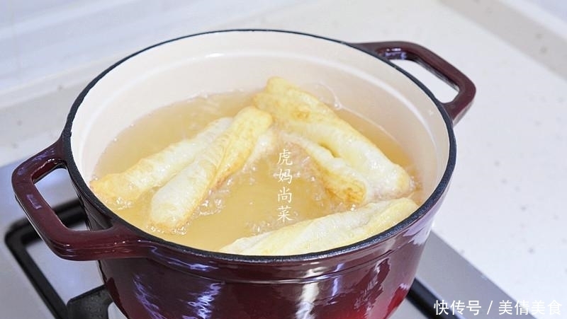 加它做的油条,味道很正,又松又脆又香,凉透了也香的可以当零食